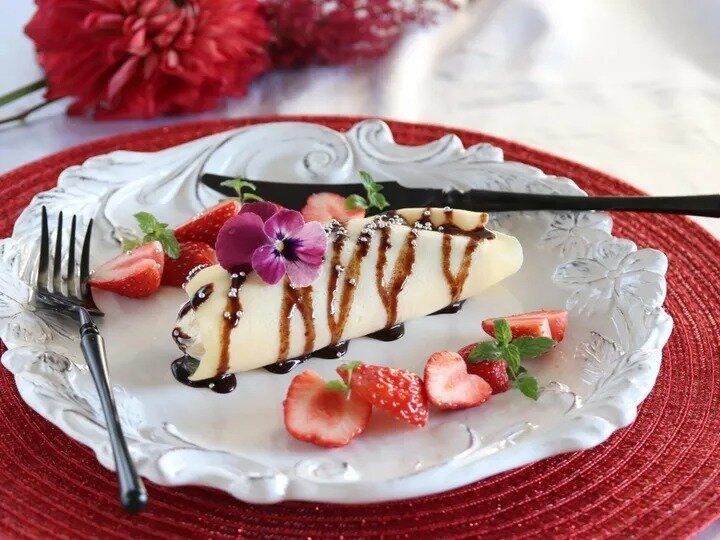 ピーナッツバターとバナナの米粉のクレープ チョコソースかけ