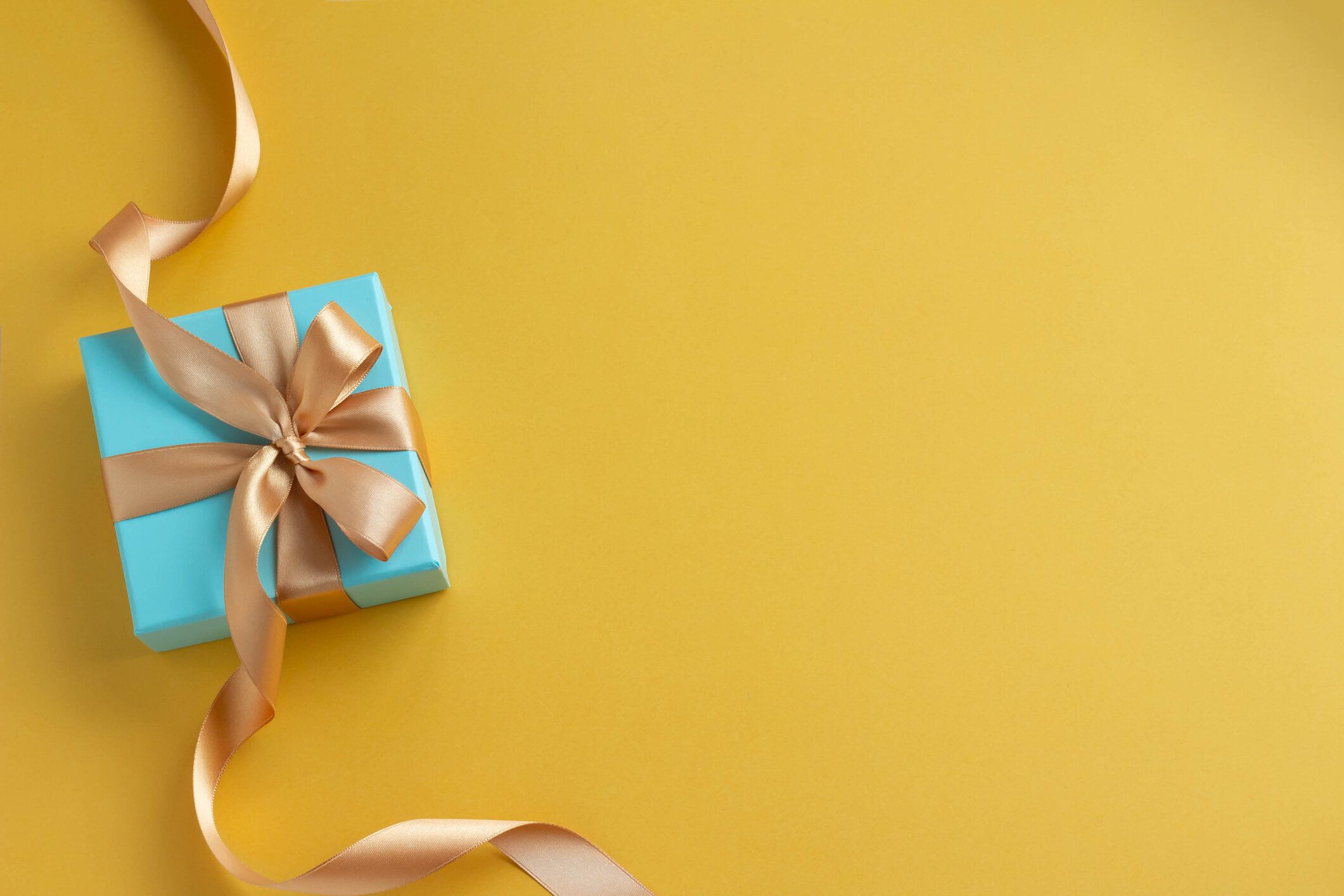 無地の黄色の背景と青い贈り物の父の日のさわやかな贈り物のイメージ