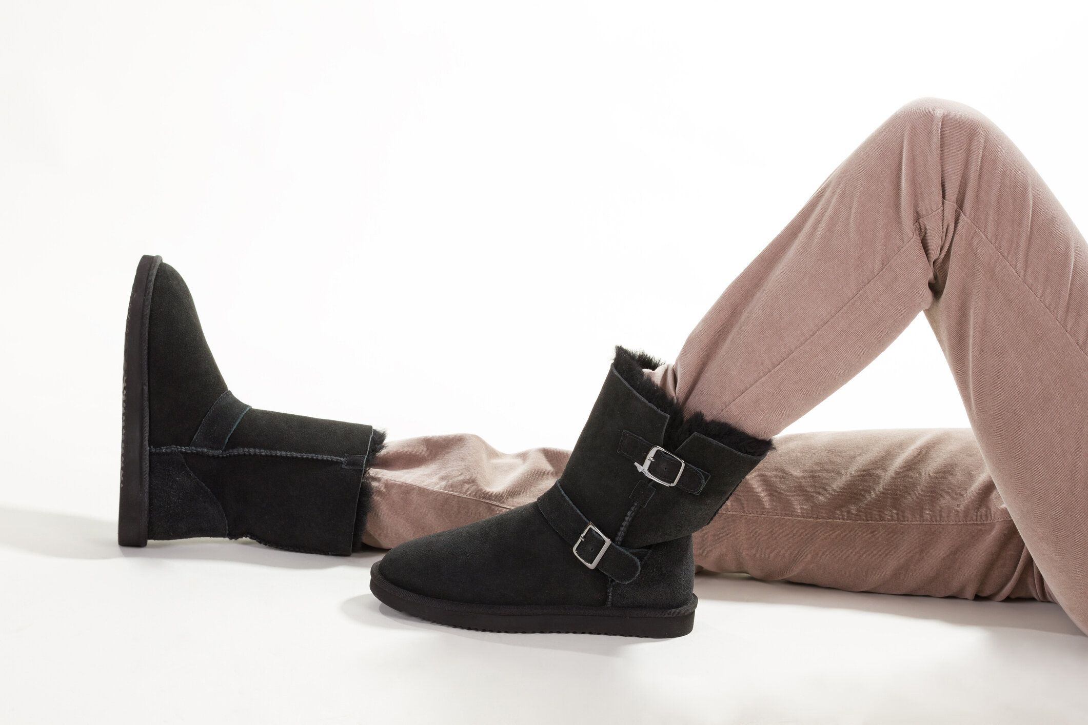 女の子 で 冬 ブラックのオーストラリアのブーツを合わせましょう。