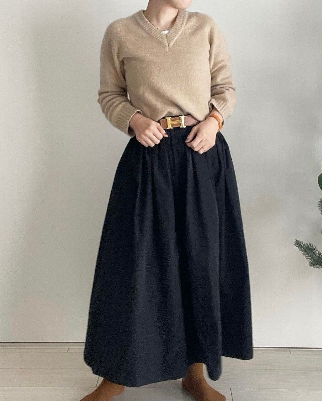 ベージュニットと黒スカート