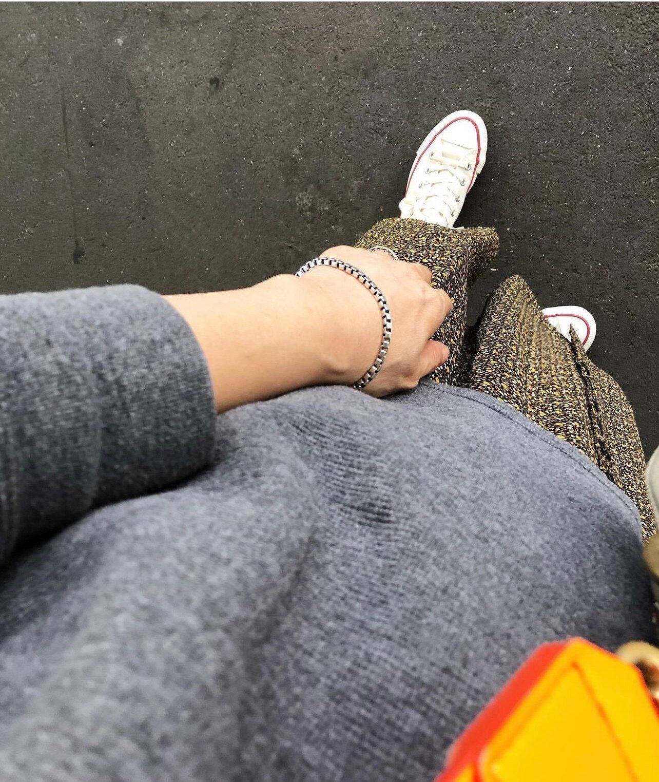 グレーカットソーと柄スカート