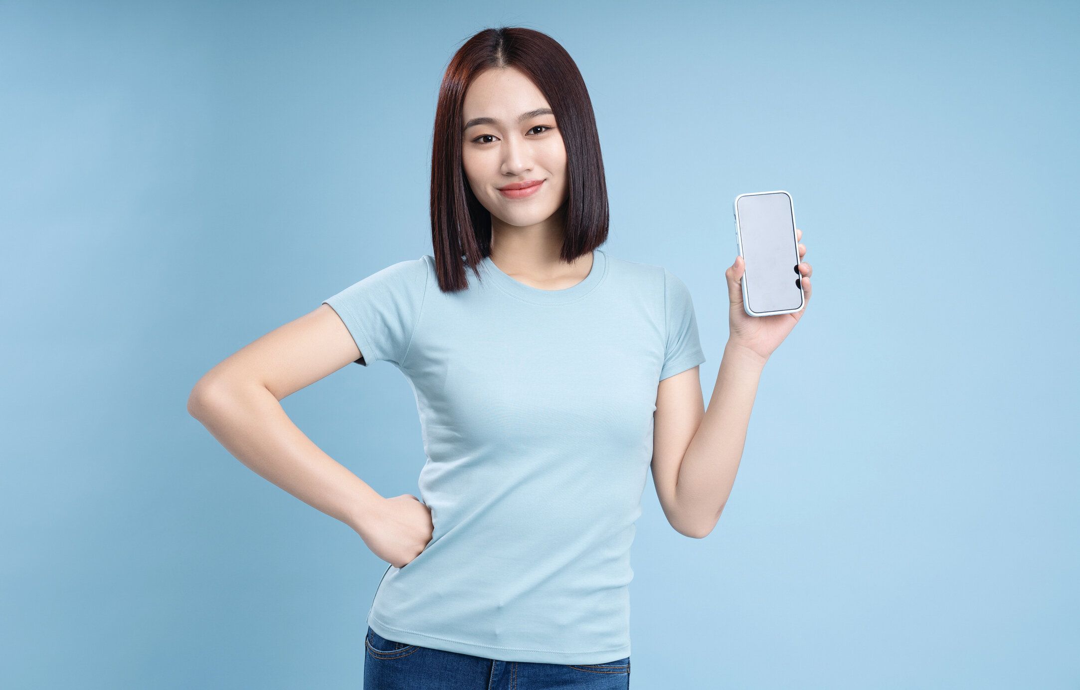 背景にポーズをとるアジアの若い女性の画像