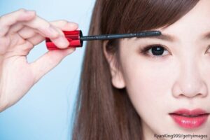 落ちないマスカラランキング15選！パンダ目にならない方法も解説