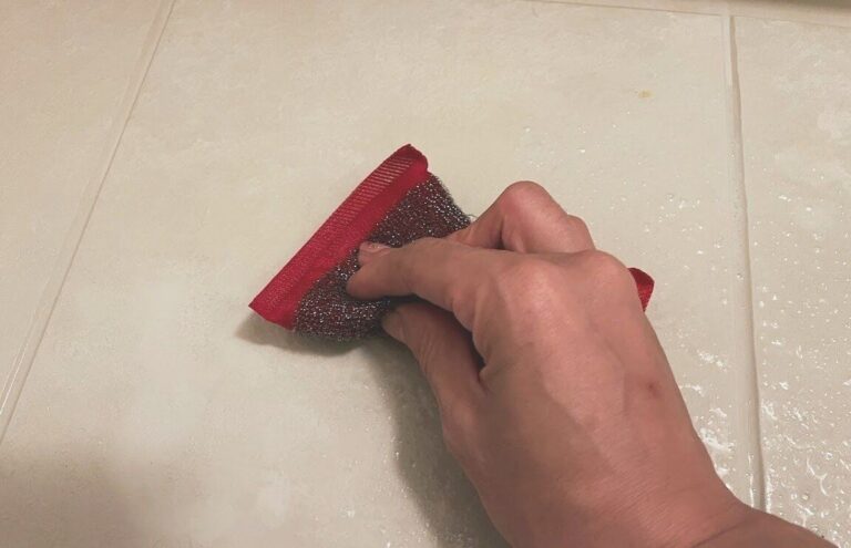 「しつこいお風呂の床の黒ずみ」が驚くほど簡単に落ちる100均アイテムとは？