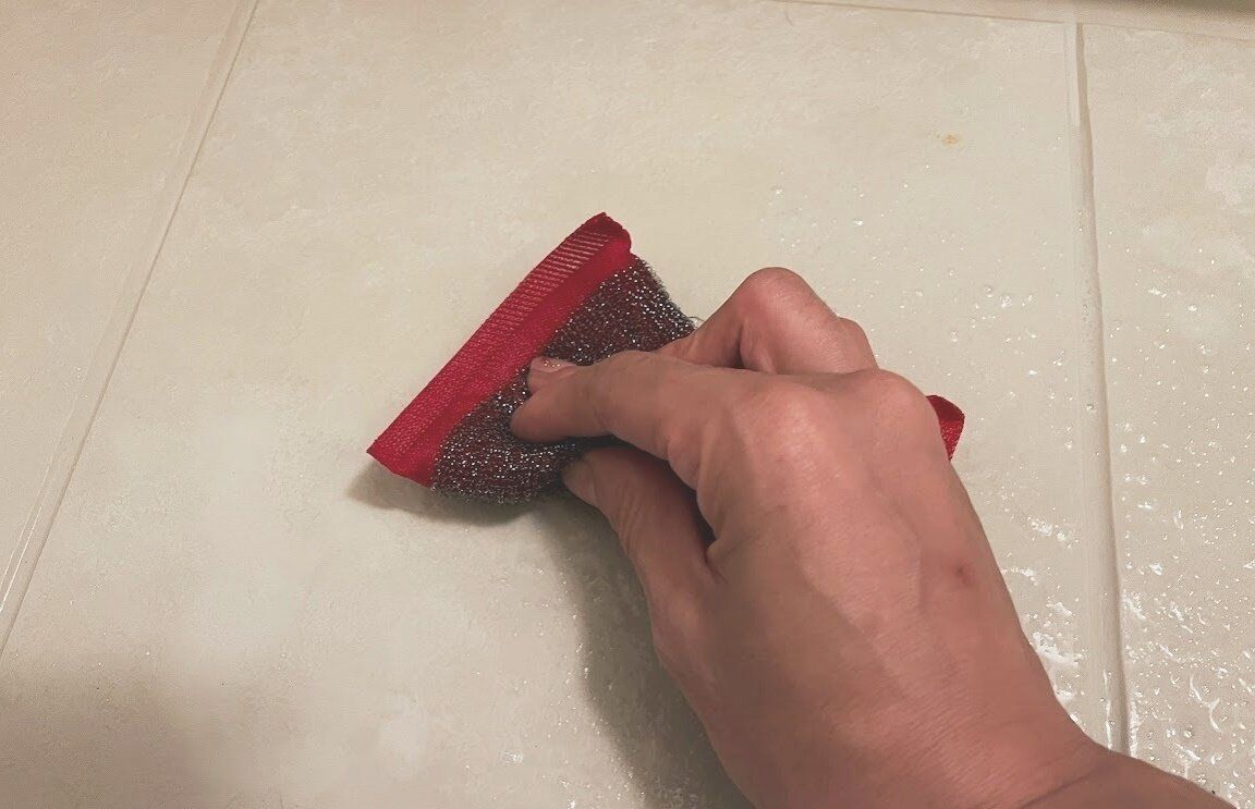 しつこいお風呂の床の黒ずみが驚くほど簡単に落ちる100均アイテムとは?