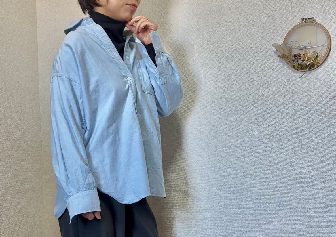 ブルーのシャツの女性