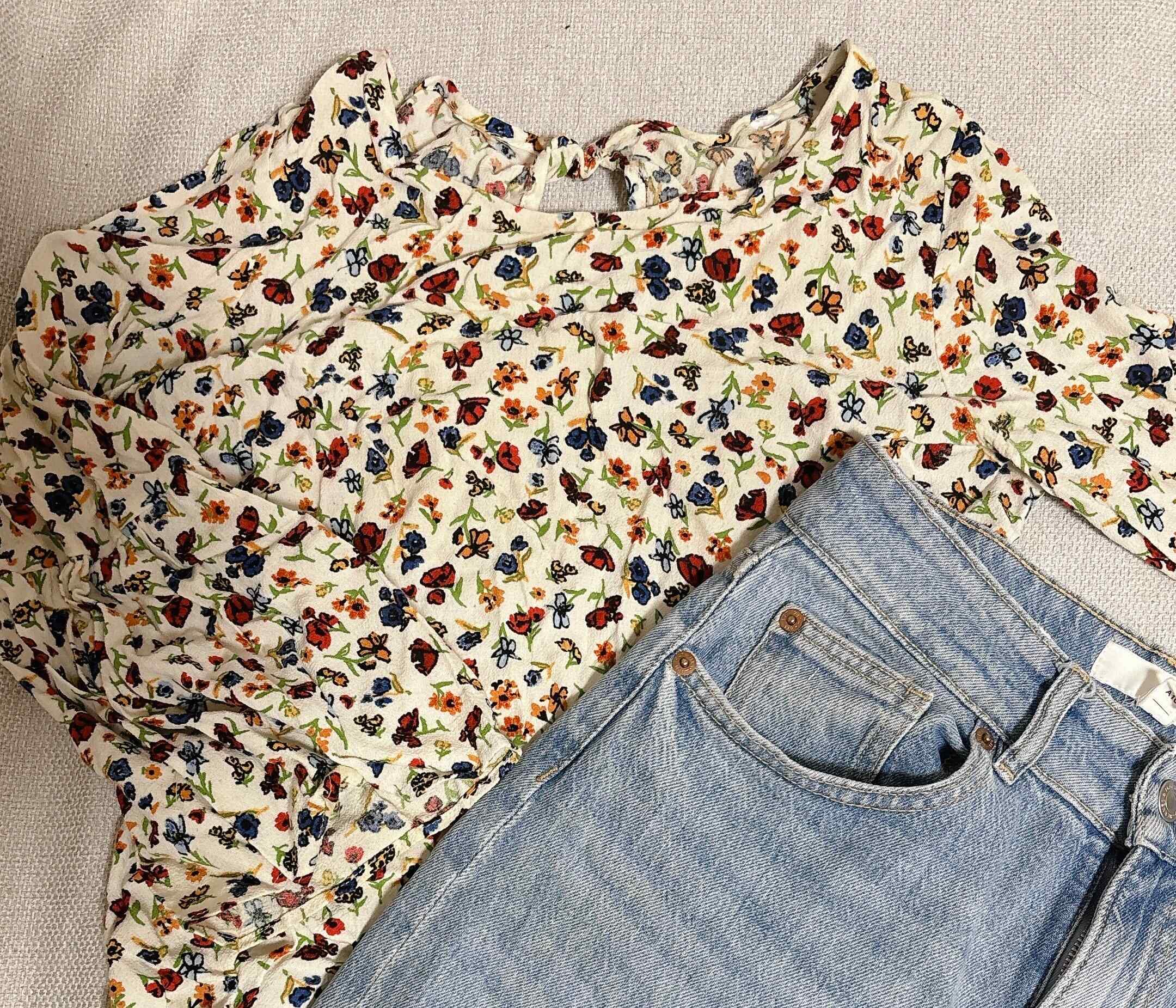 花柄ブラウスとデニム