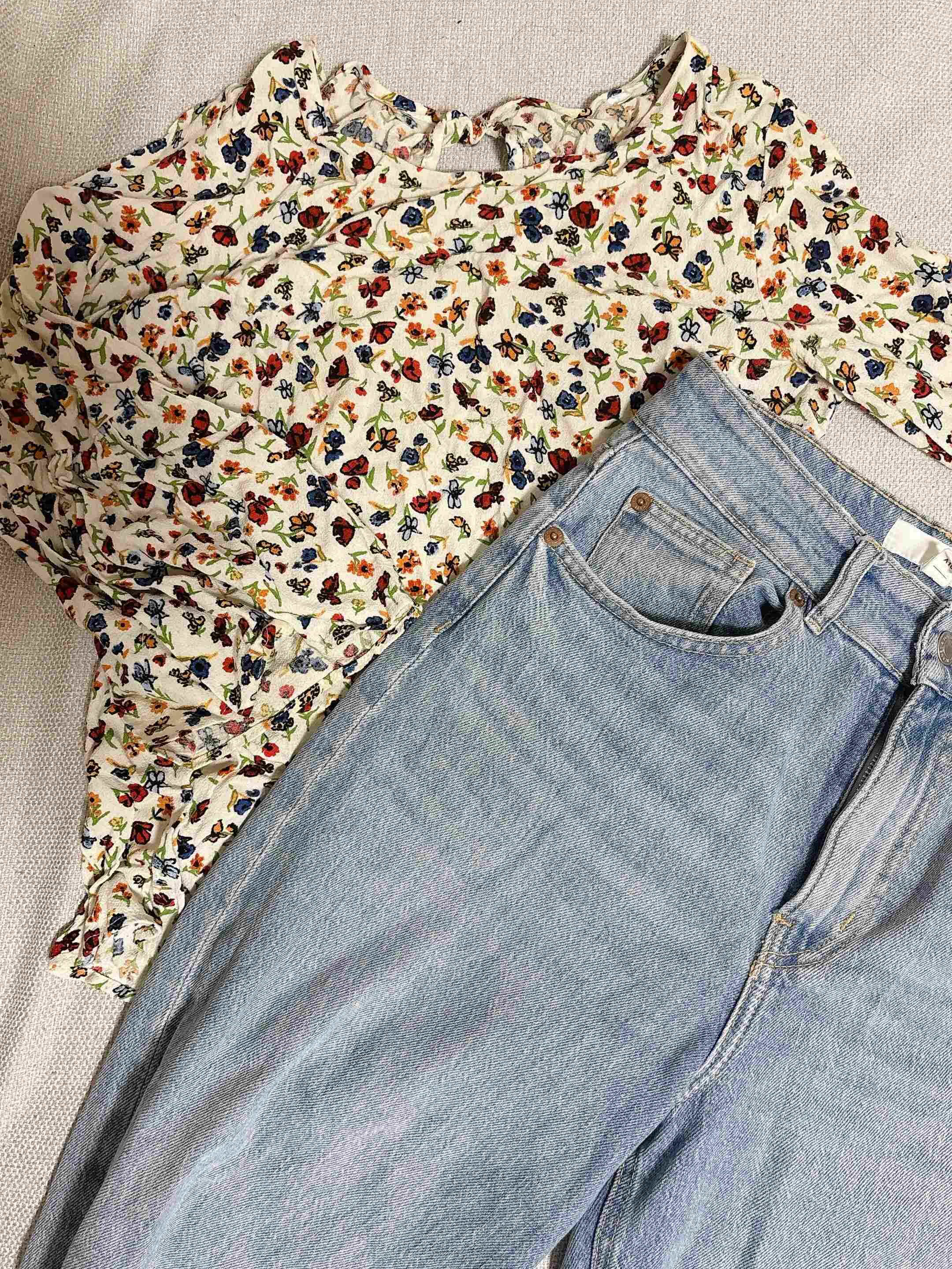 小花柄とデニム