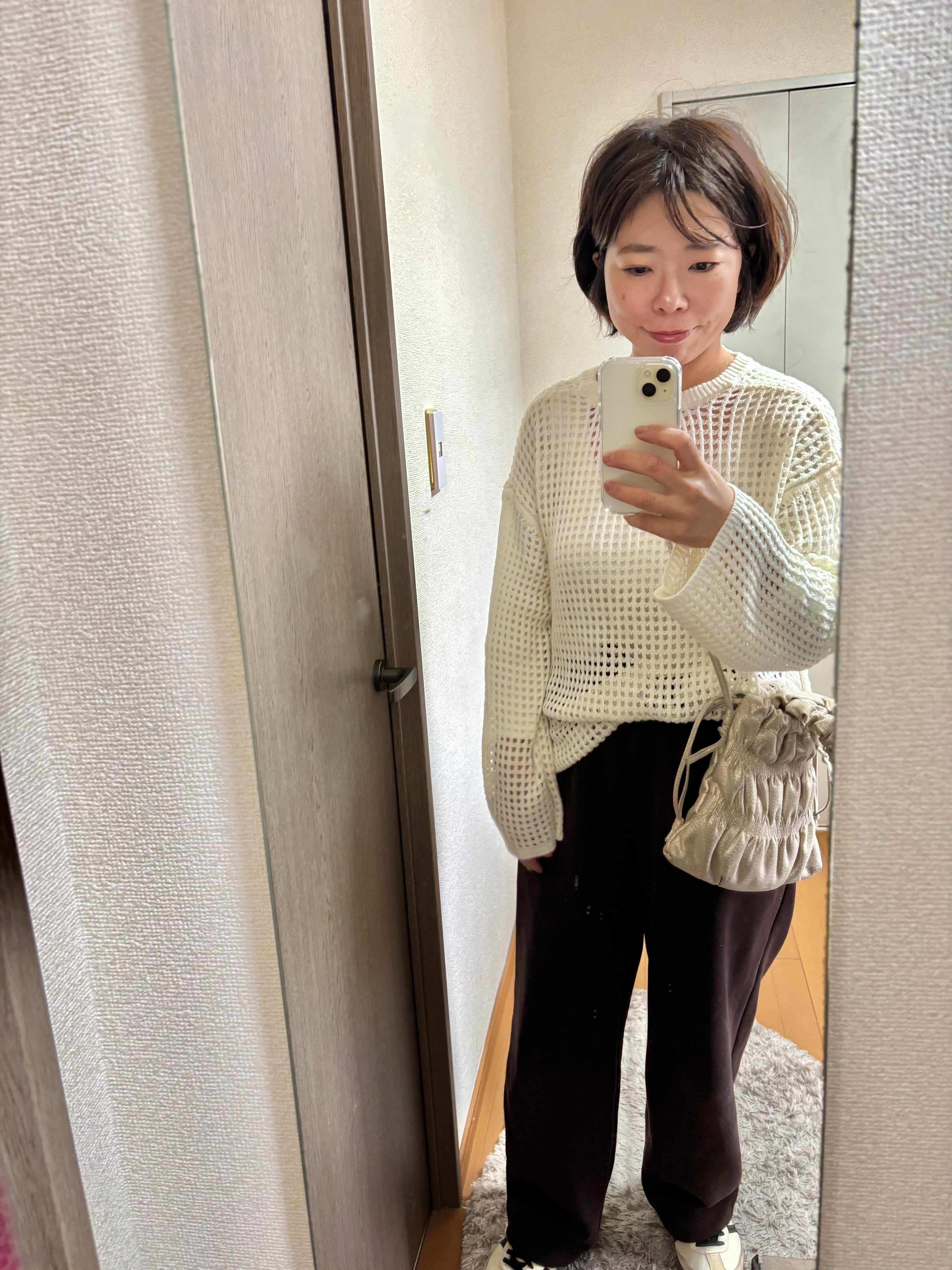 メッシュニットとワイドパンツ