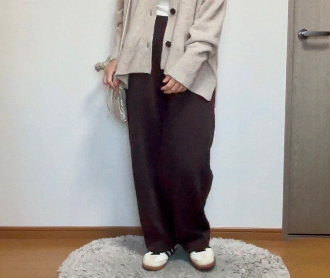 ブラウンのスウェットワイドパンツ