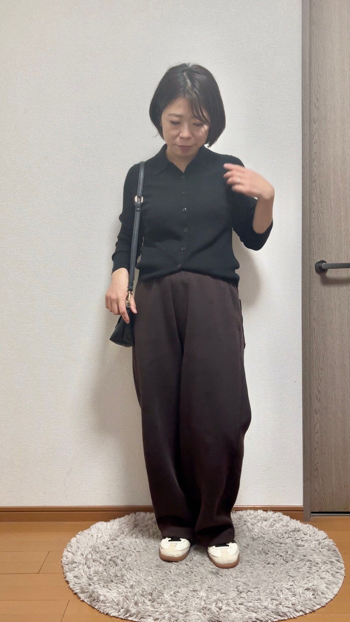 黒のカーディガンとスウェットワイドパンツのコーディネート