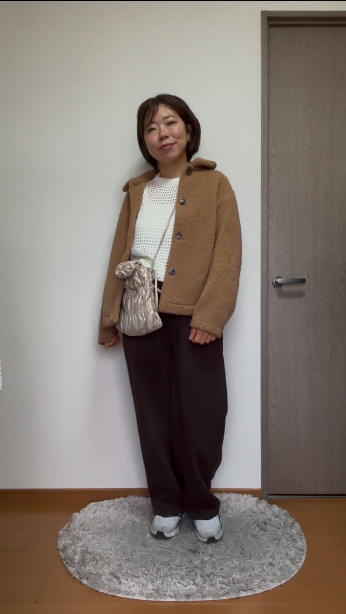 ブラウンのアウターとスウェットワイドパンツコーデ