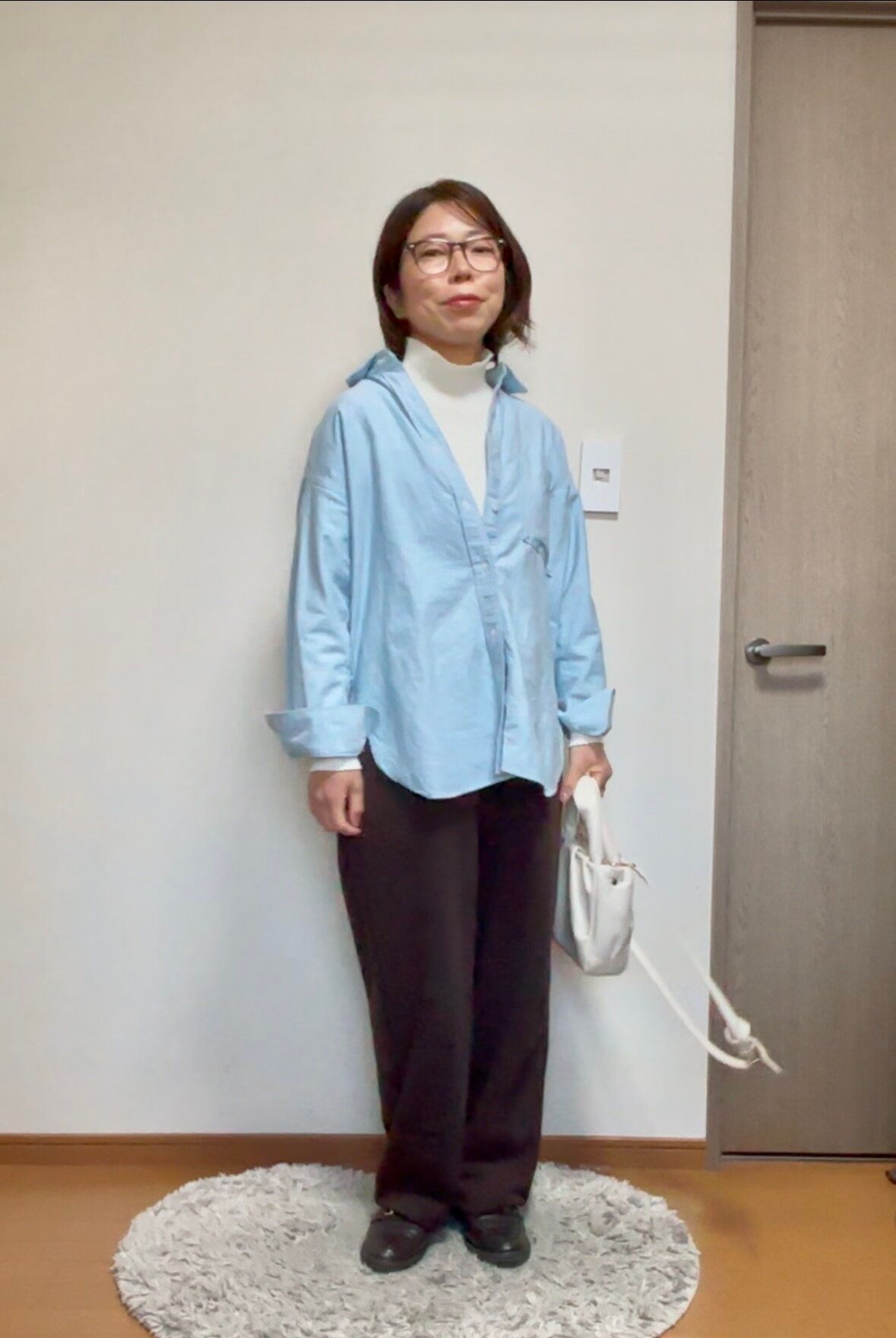 ブルーのシャツとスウェットのコーデ