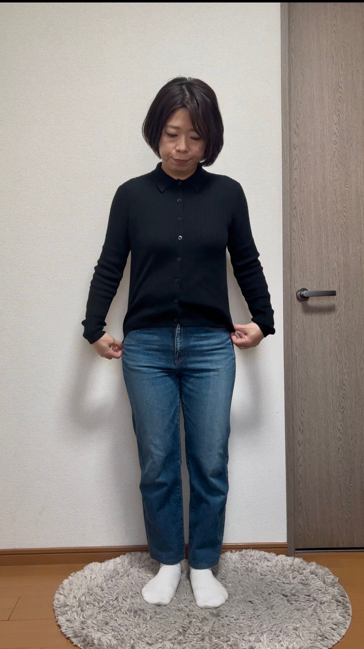 カーディガンとデニムのコーディネート