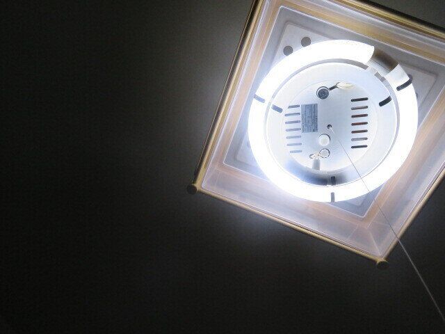 蛍光灯のイメージ