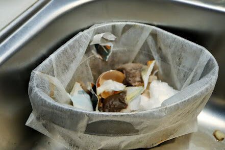 生ごみが入っている三角コーナー