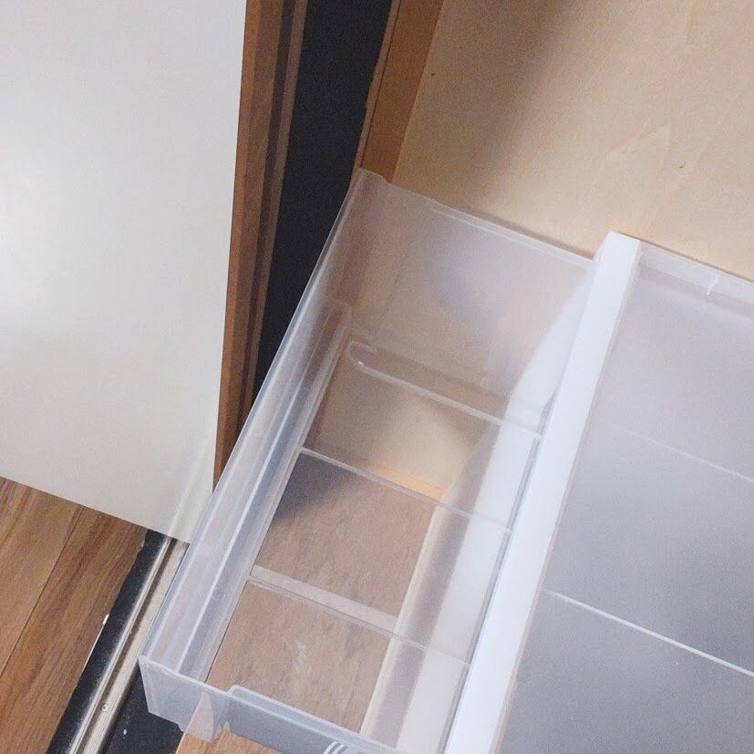 扉が邪魔して引き出せない収納ケース