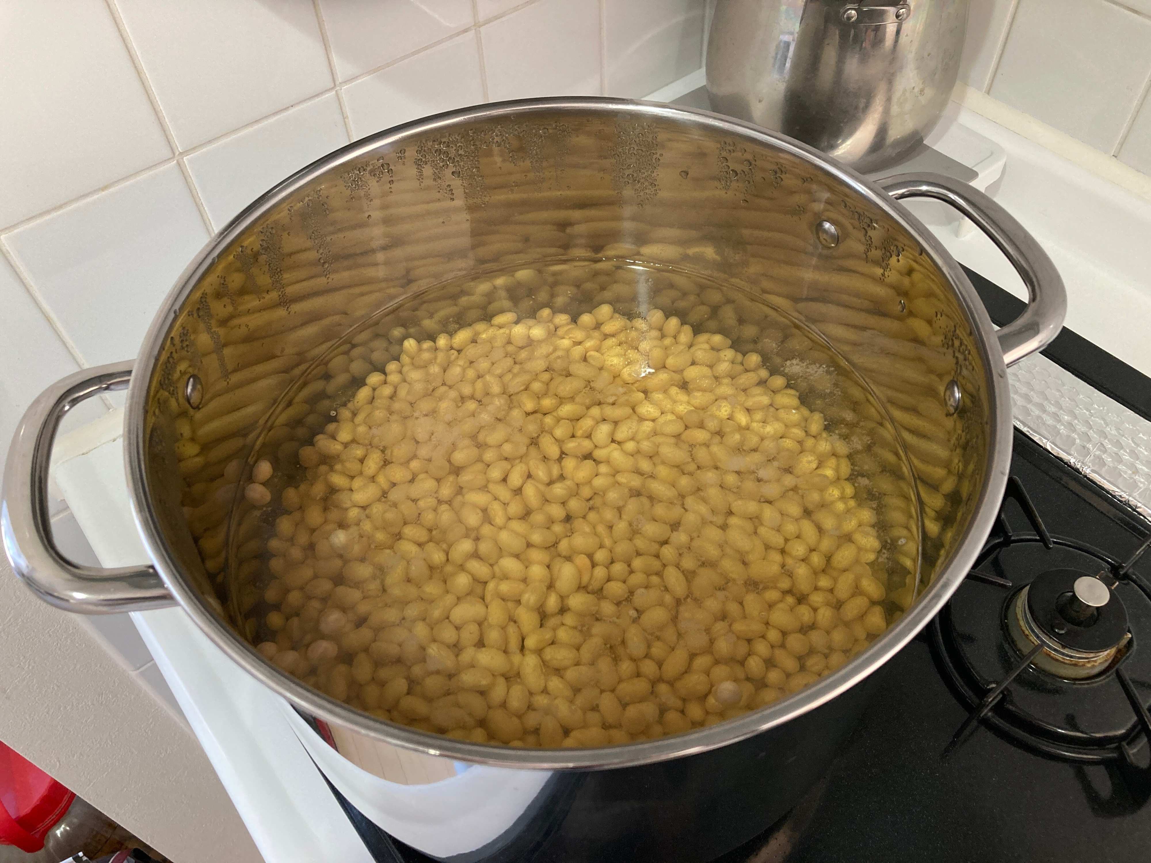 乾燥大豆を鍋で鍋で茹でている
