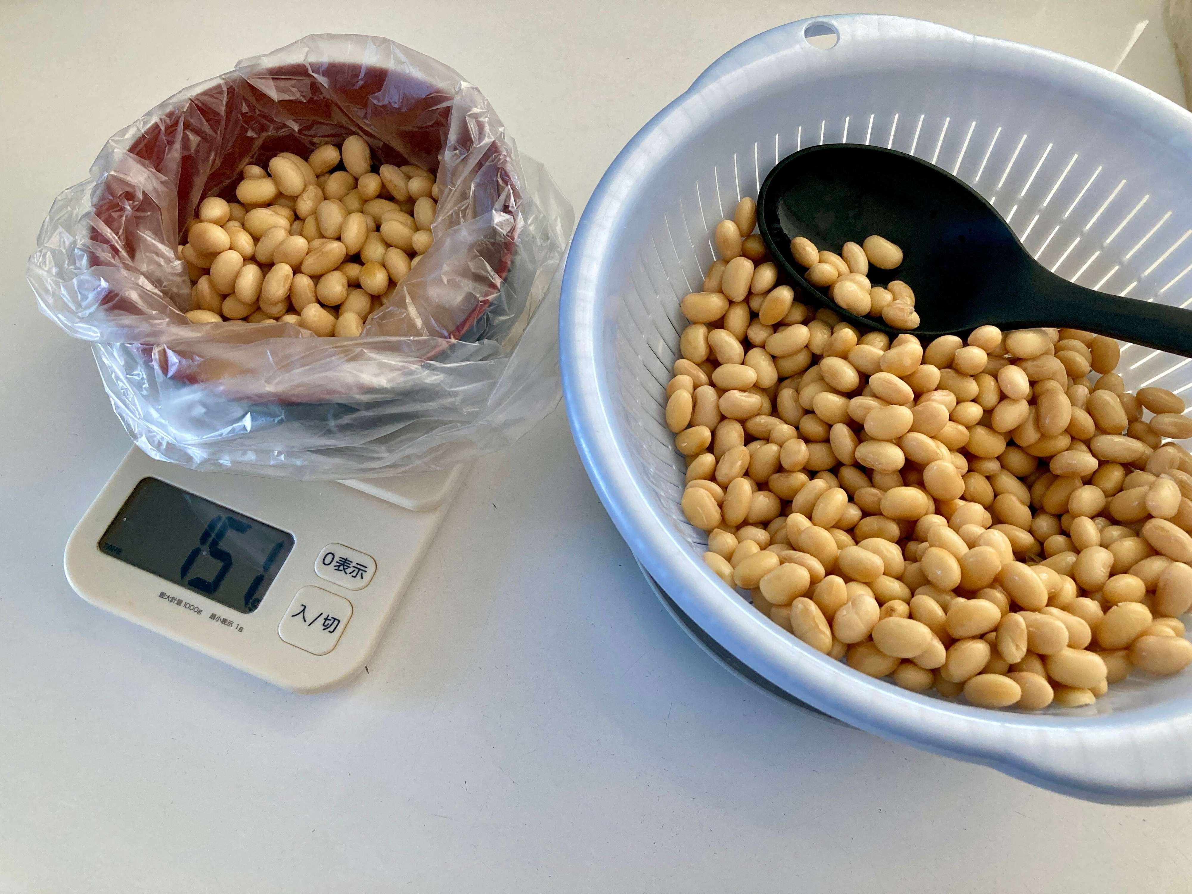 重さを計って小分けされている大豆