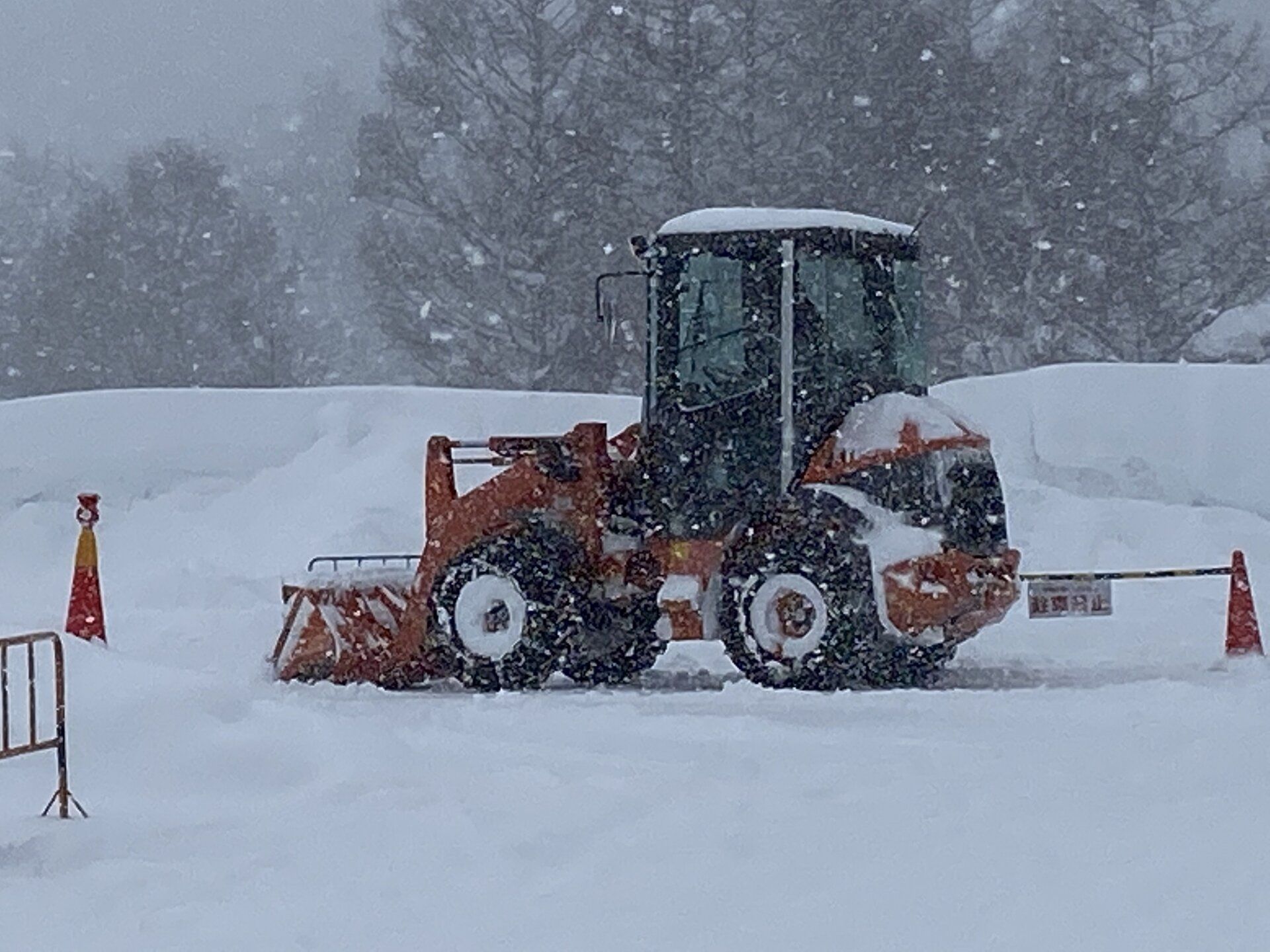 3．除雪車が近くにいるときは危険