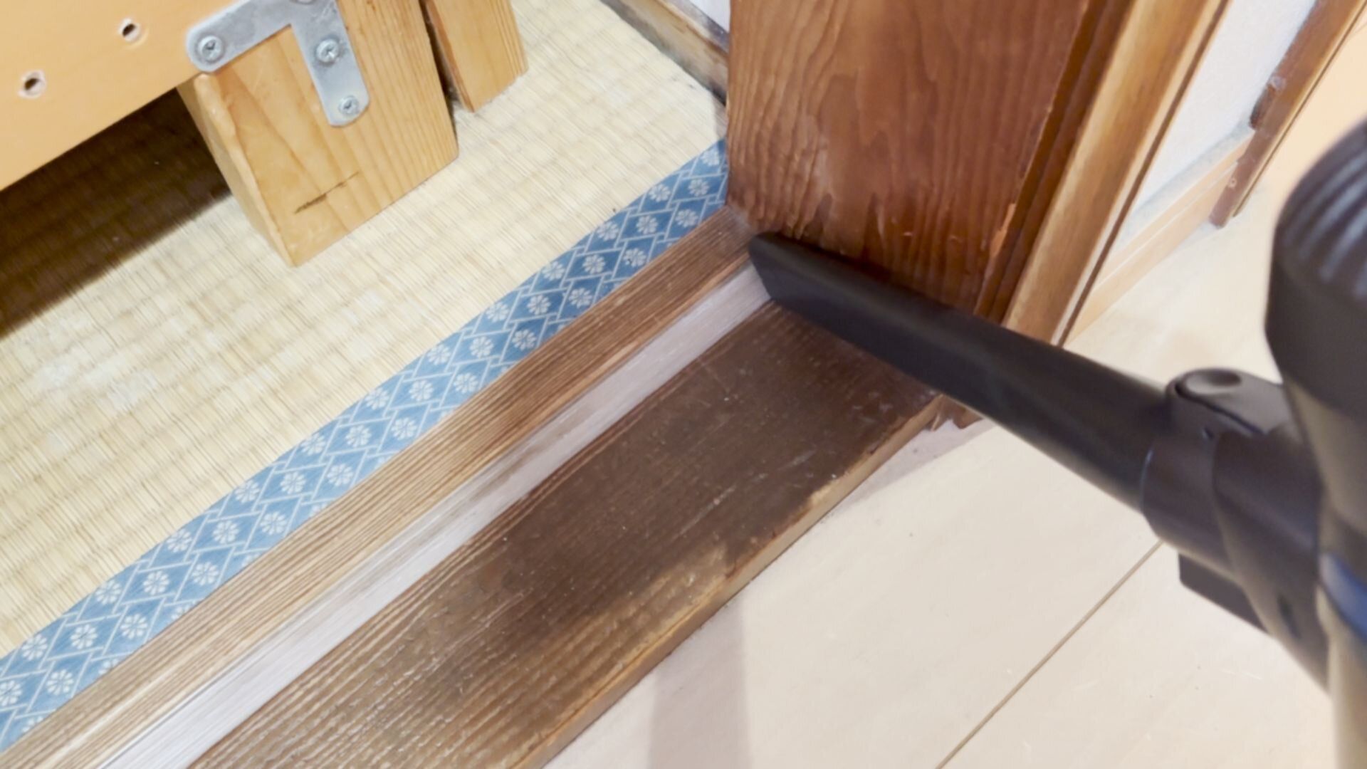 掃除機で吸い取る