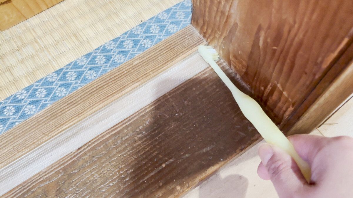 歯ブラシでホコリをかき出す