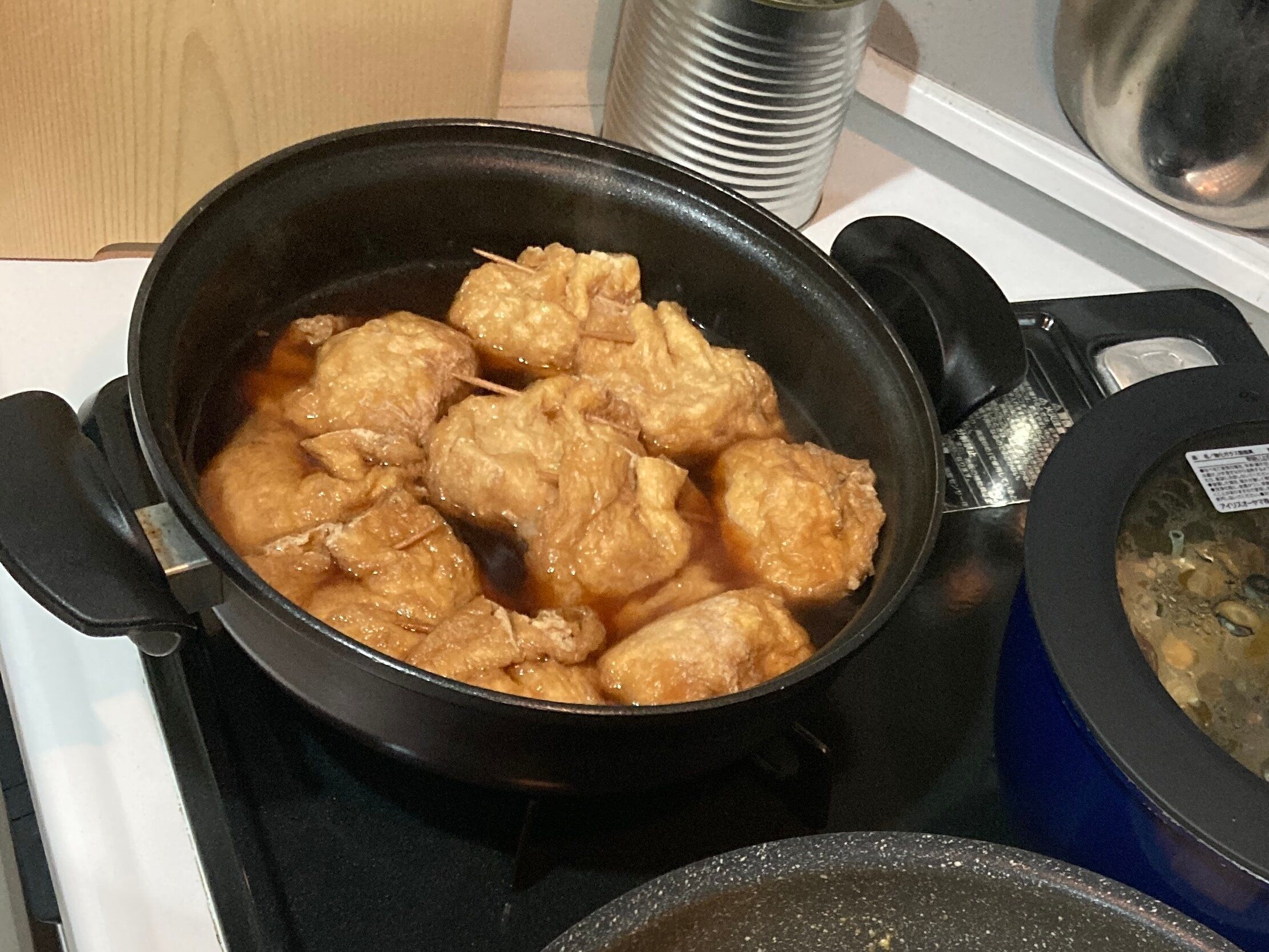 油揚げの肉詰めを煮ている