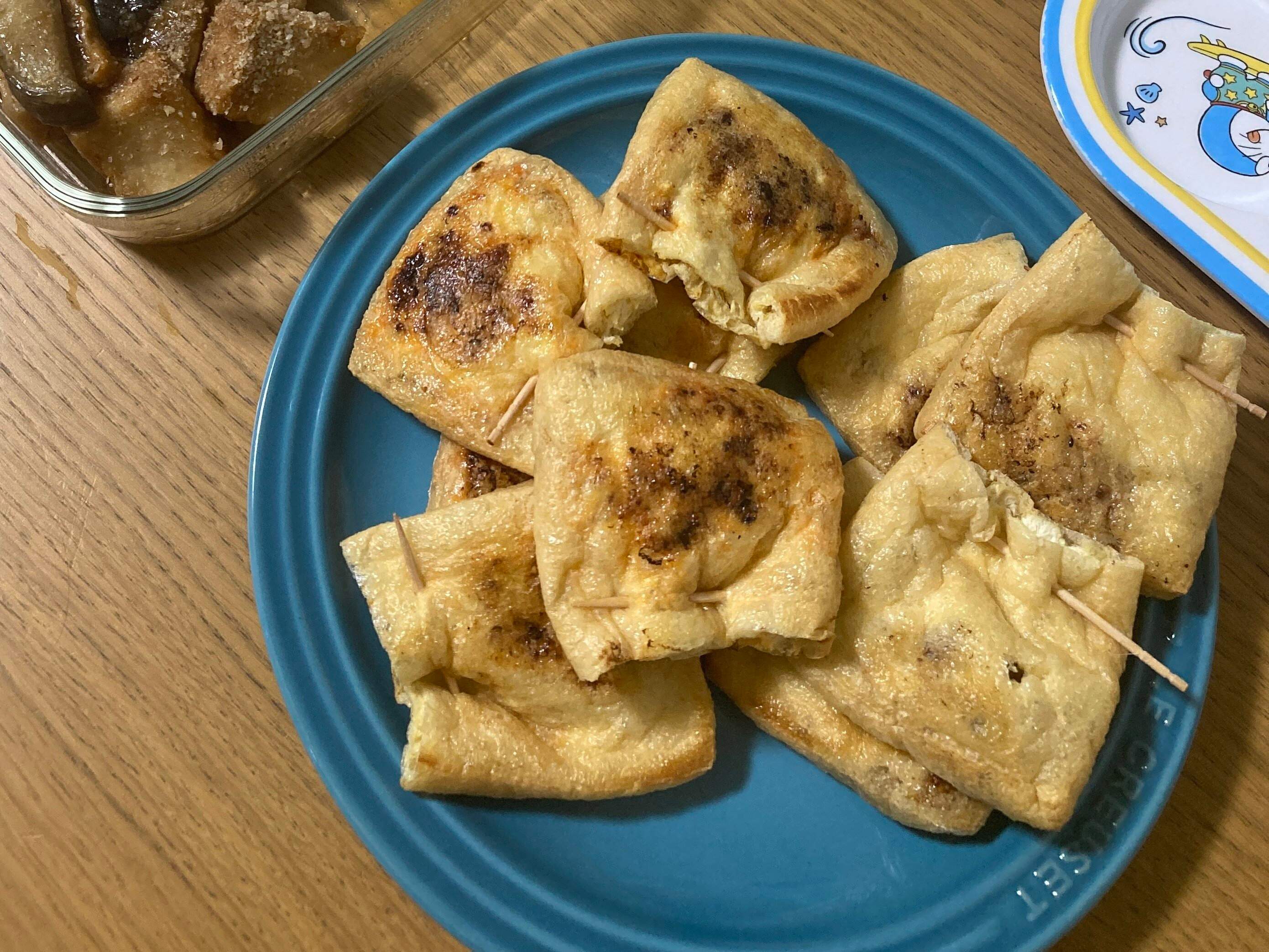 納豆とキムチとチーズを入れた巾着を焼いたもの