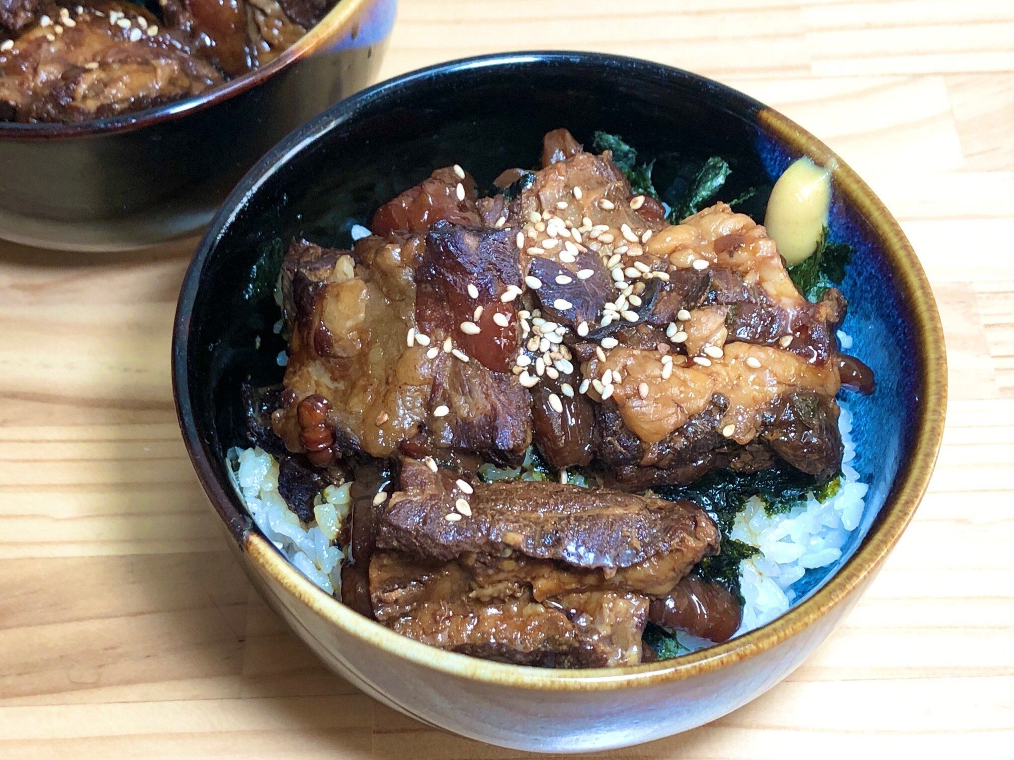 豚バラ先軟骨煮込み丼