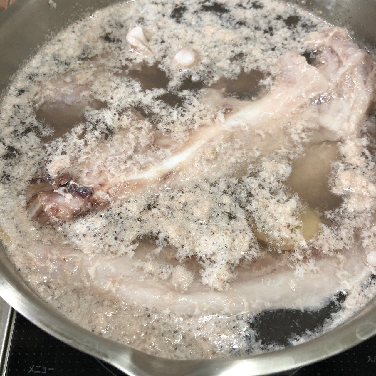 アクをすくいながら下茹で