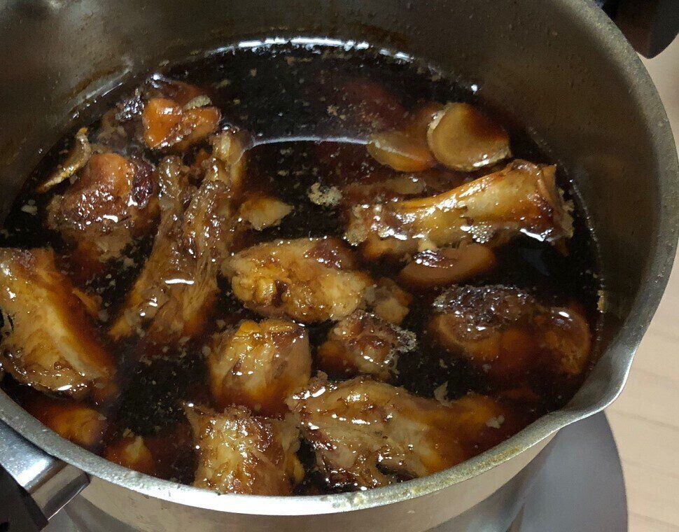 タレの中で煮込む