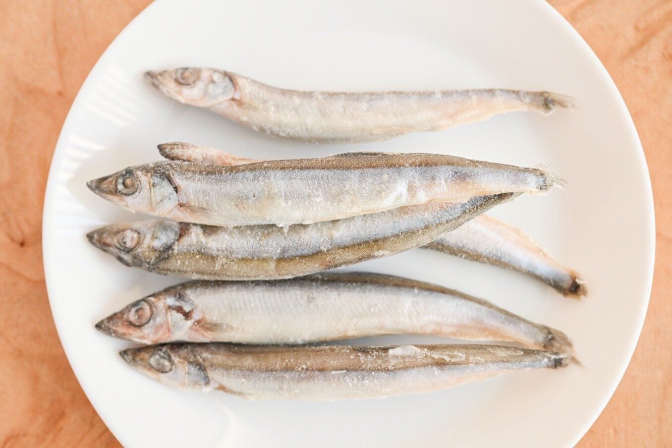 皿にのった子持ちカラフトししゃも