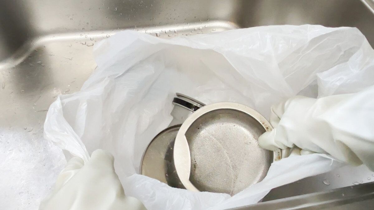 レジ袋の中へ入れる