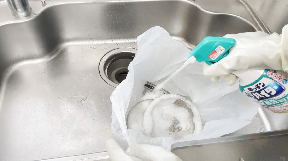 袋の中でキッチン泡ハイターを吹きかける