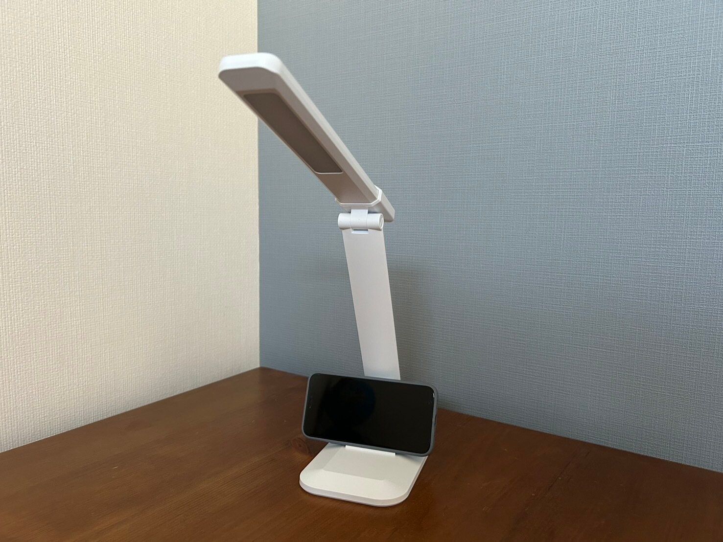 これで550円ってウソでしょ!?ダイソーのデスクライトはただのデスクライトじゃなかった…！