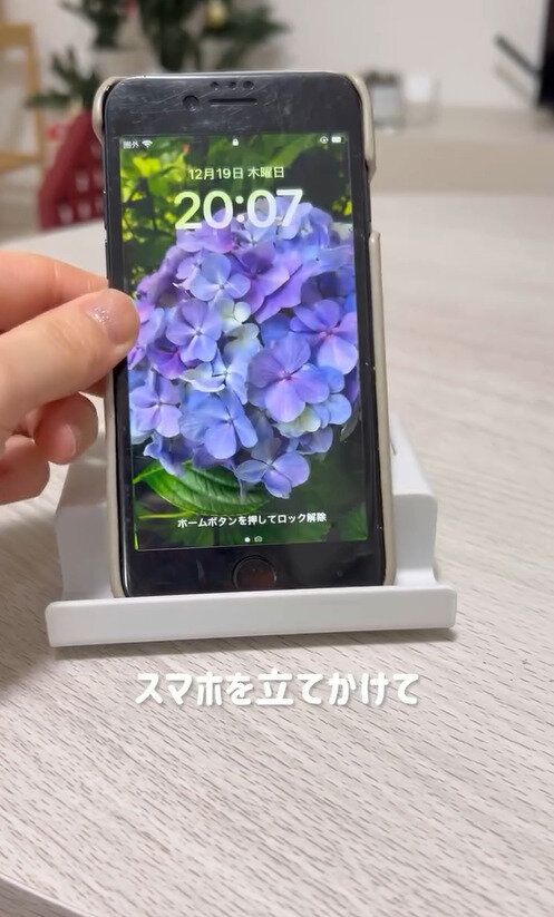 非常に便利です！貼って便利な「ロッカー用スマホホルダー」