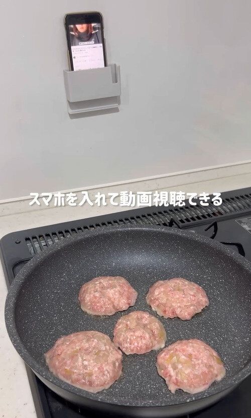 非常に便利です！貼って便利な「ロッカー用スマホホルダー」