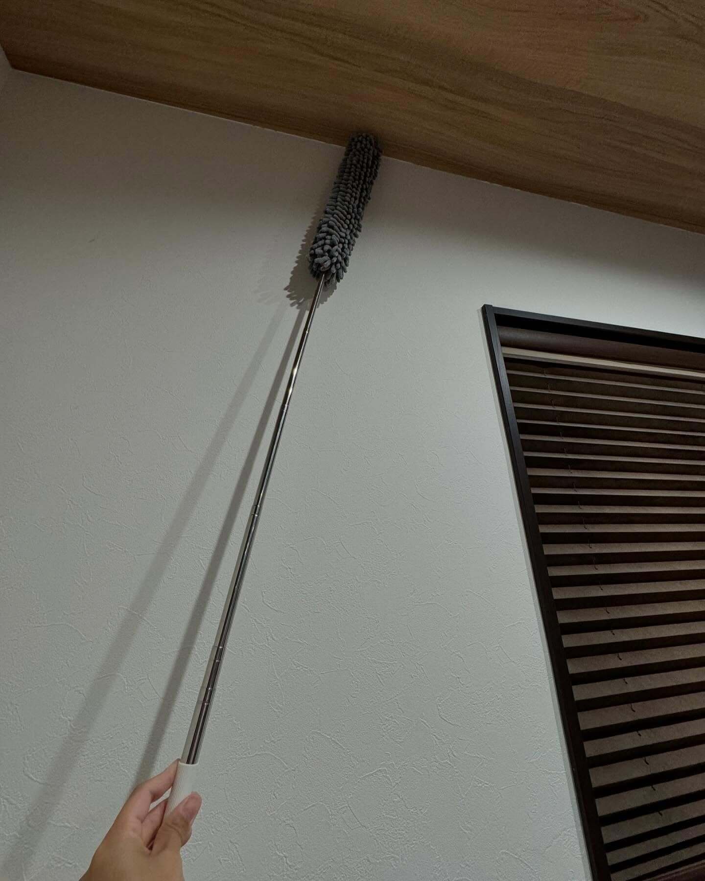 手が届かない場所もキレイに！「洗える伸縮ほこり取りモップ」