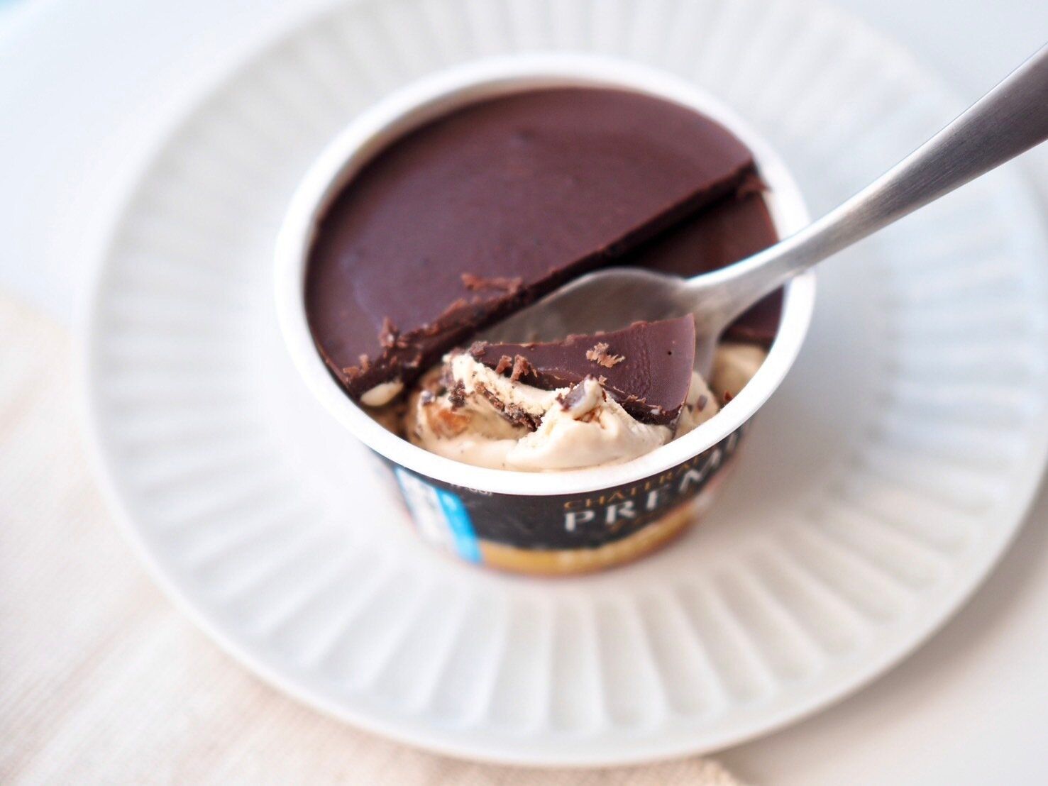 シャトレーゼ「CHATERAISE PREMIUM CRUSH PLATE 香る深煎り珈琲＆アーモンド」スプーンのせ写真