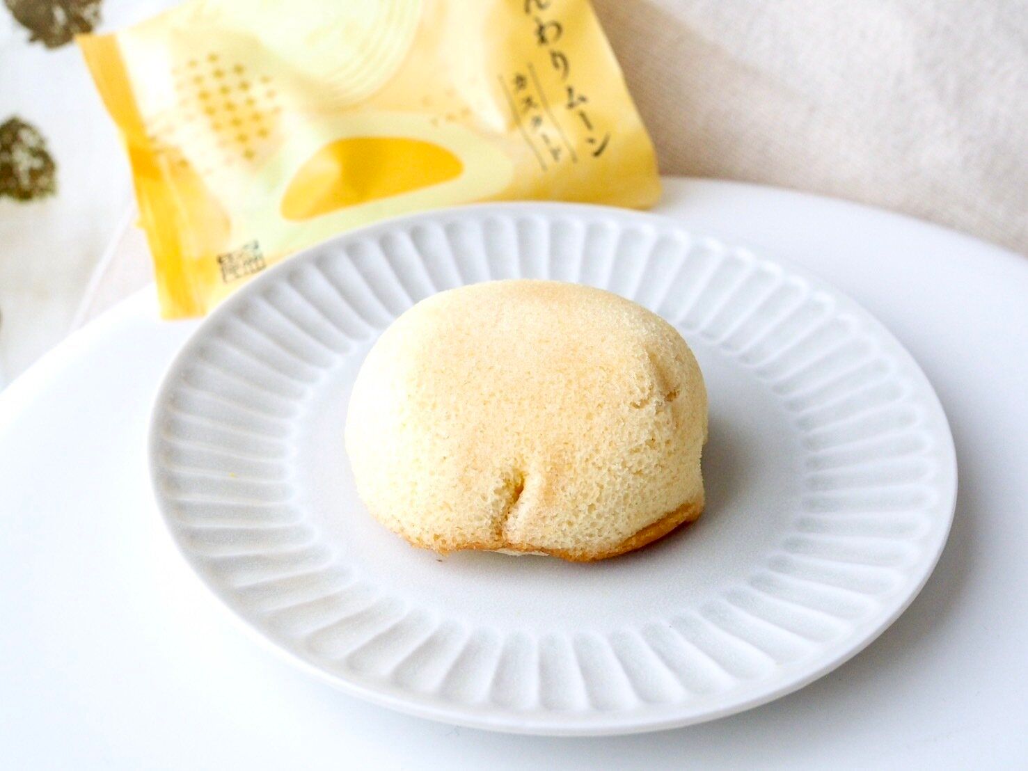 シャトレーゼ「ふんわりムーン　カスタード」商品写真