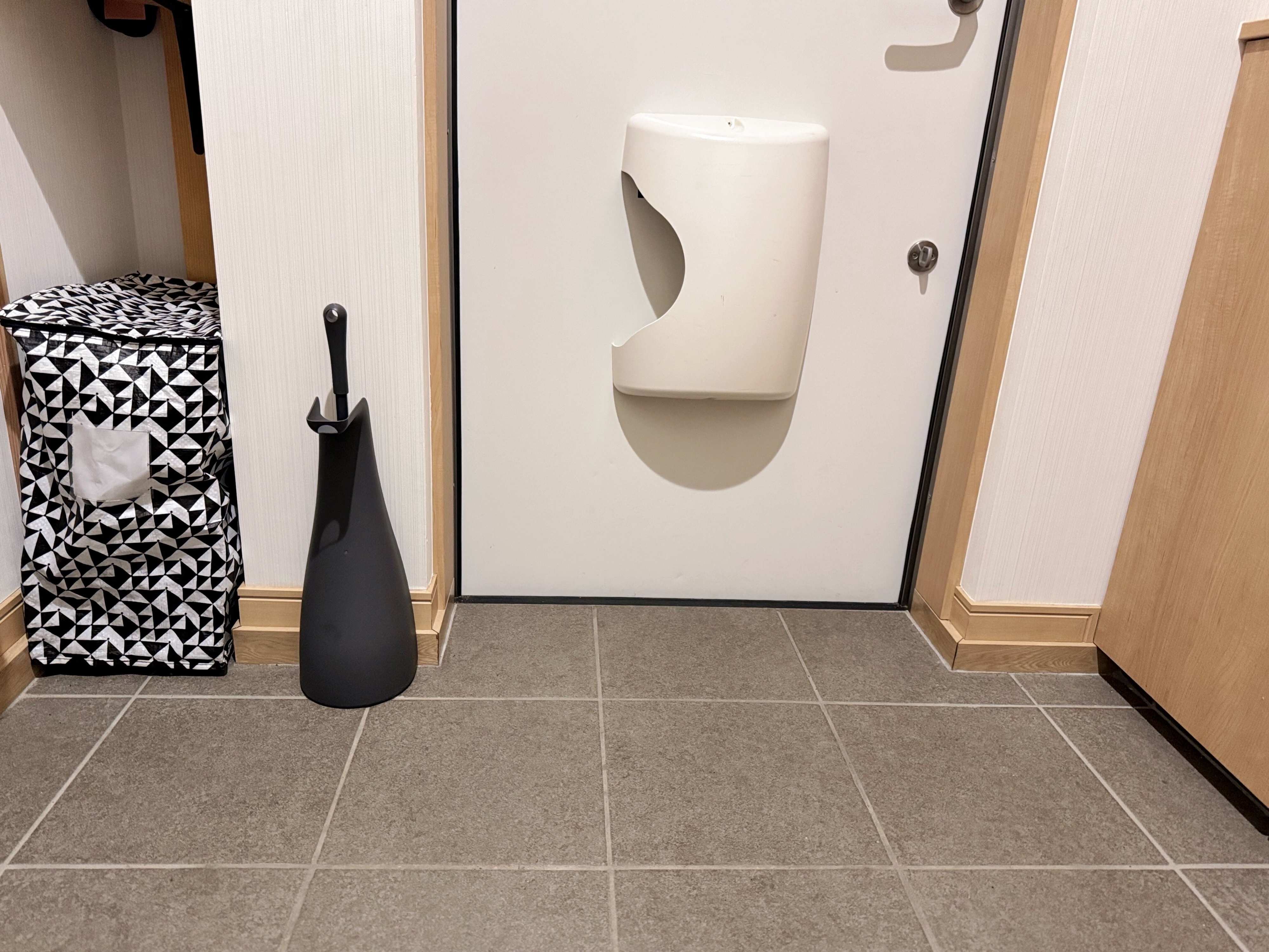 スリムだから狭い玄関にもすっきり置ける