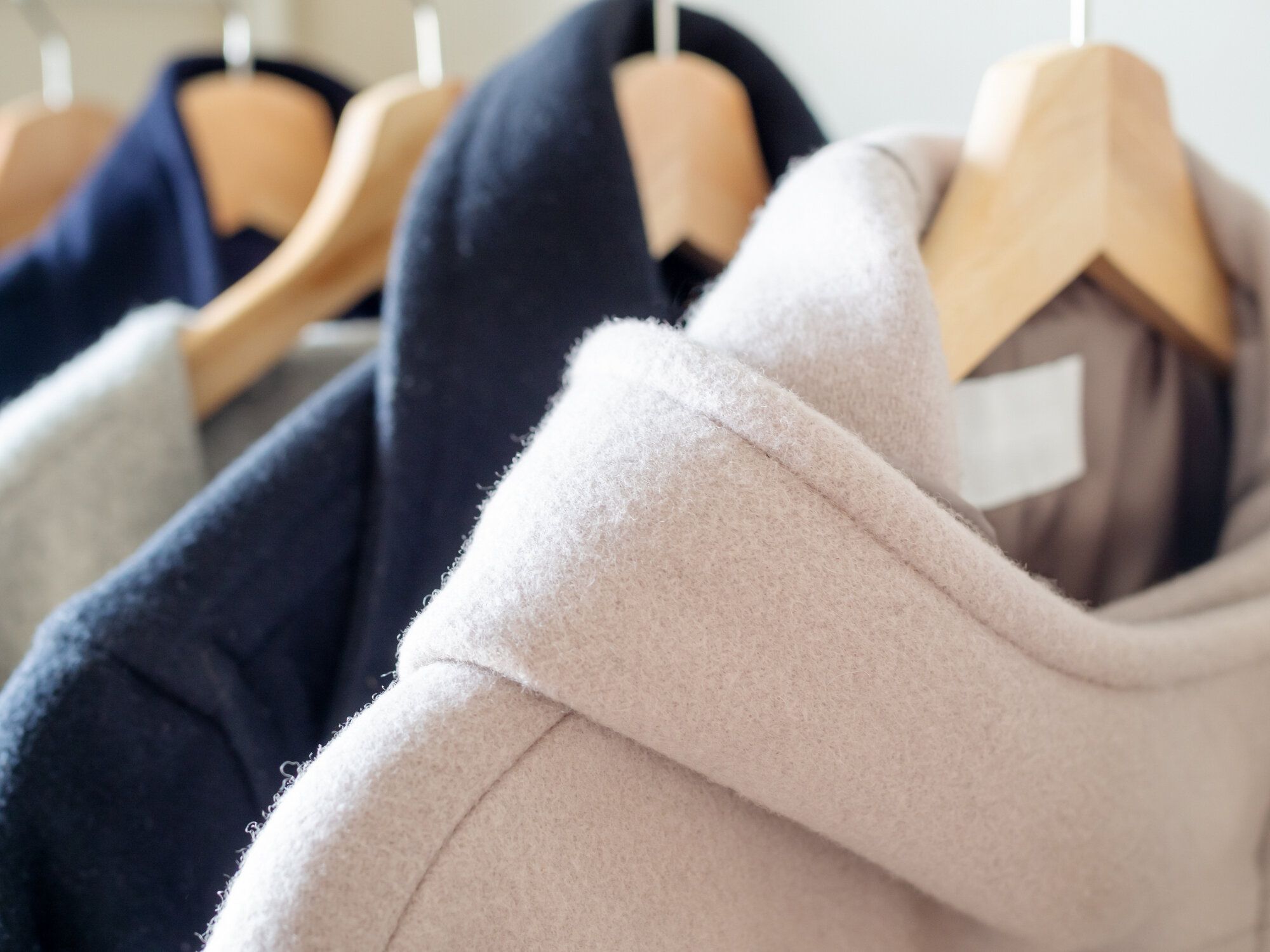 ラックにぶら下がっている冬のコート