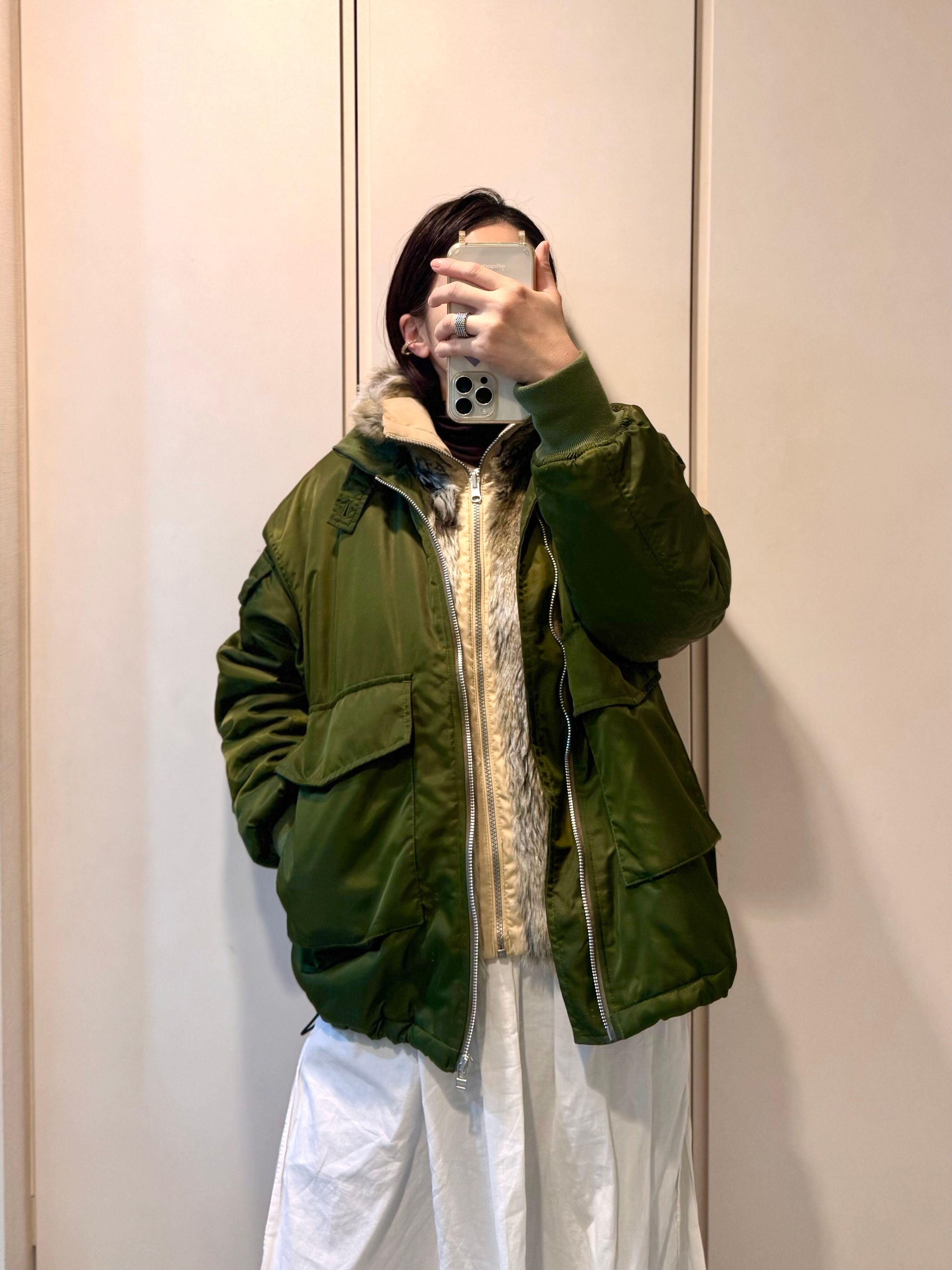 ミリタリージャケットに白スカート