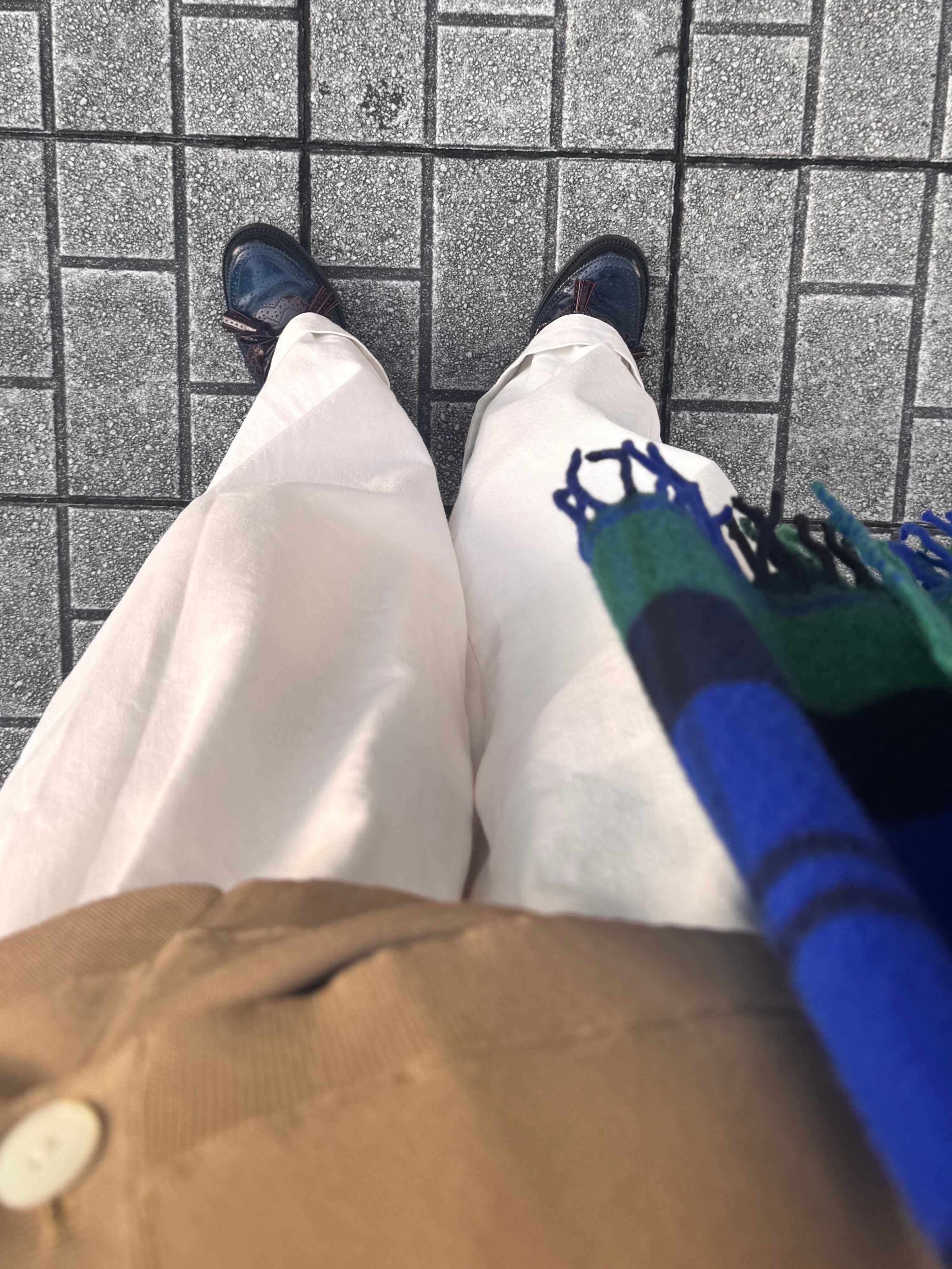 白パンツにローファー