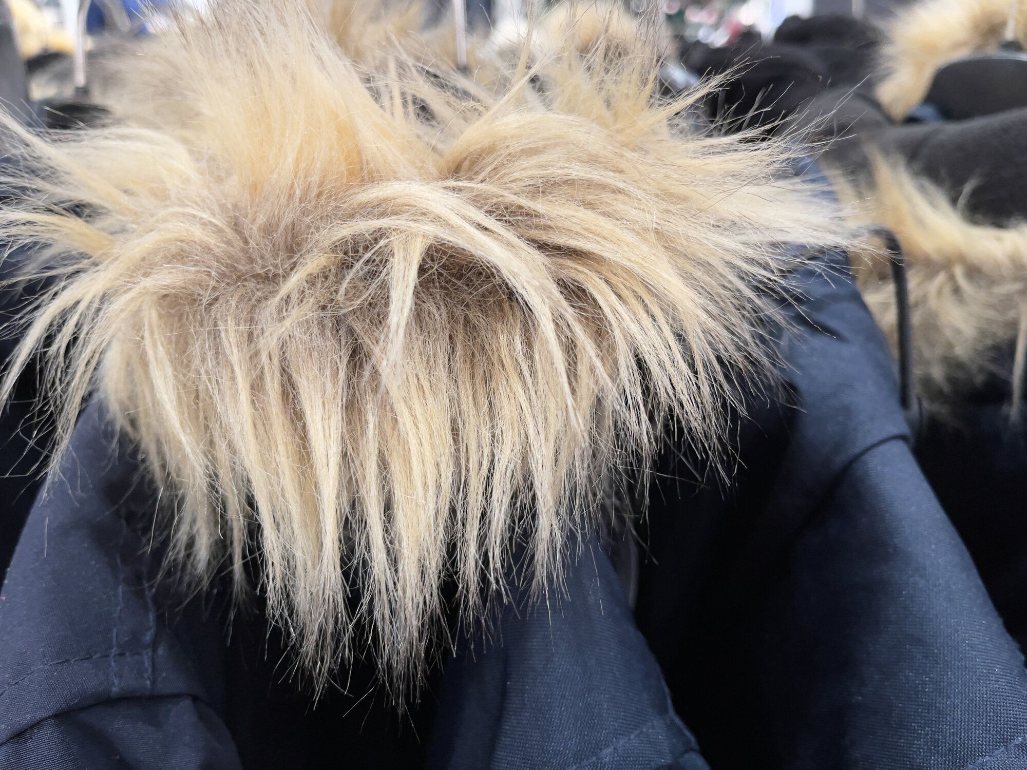 毛皮の暖かいジャケットの接写。防寒着店。