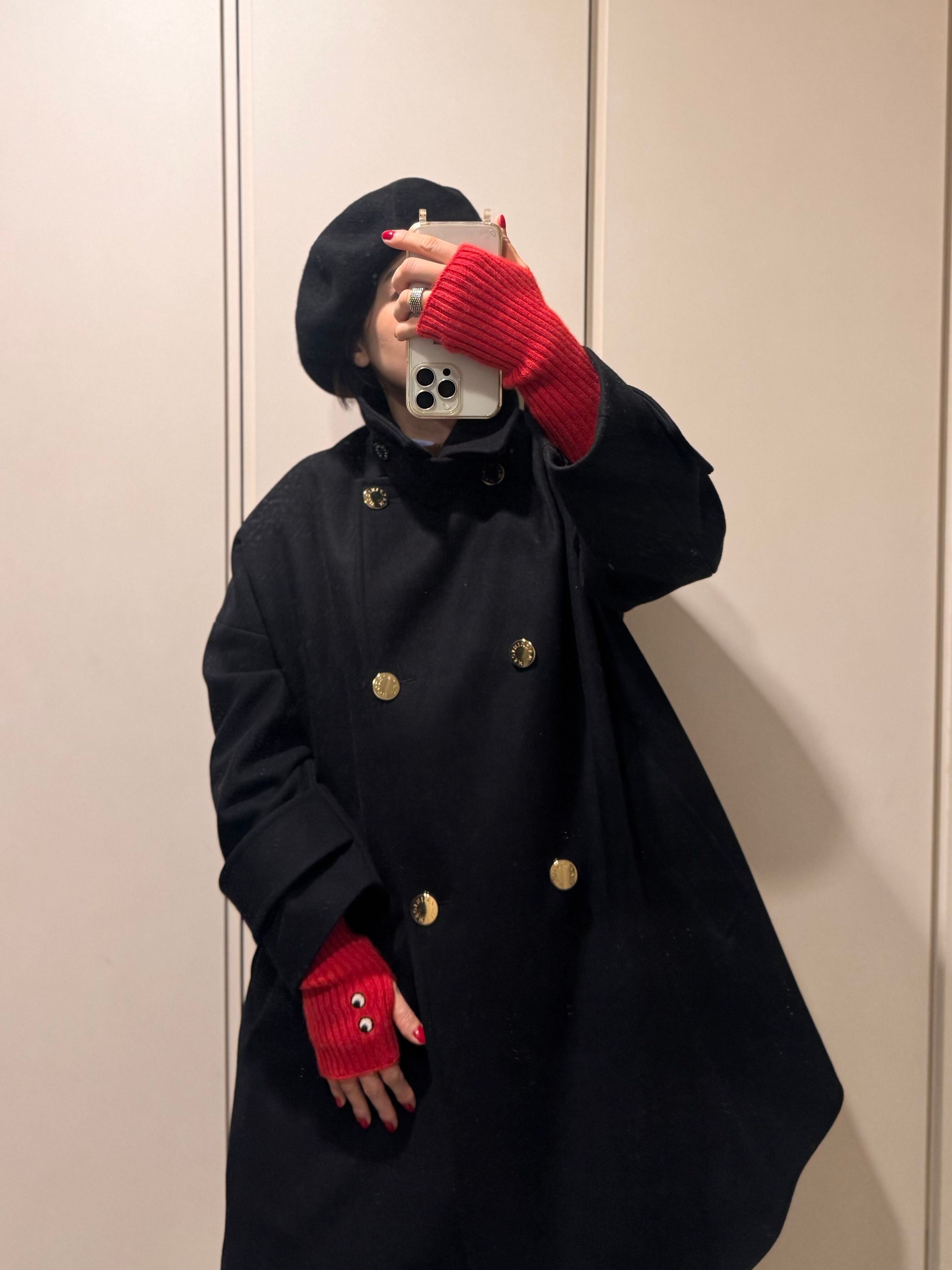 黒いコートに赤いアームウォーマー