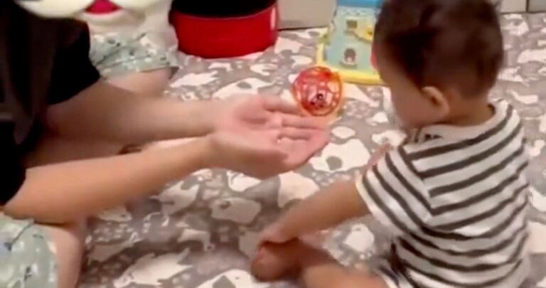 おもちゃを持っている赤ちゃんが「どうぞ」してくれるのは、“ママが1番欲しいもの”!?予想外の行動に胸キュンする人続出