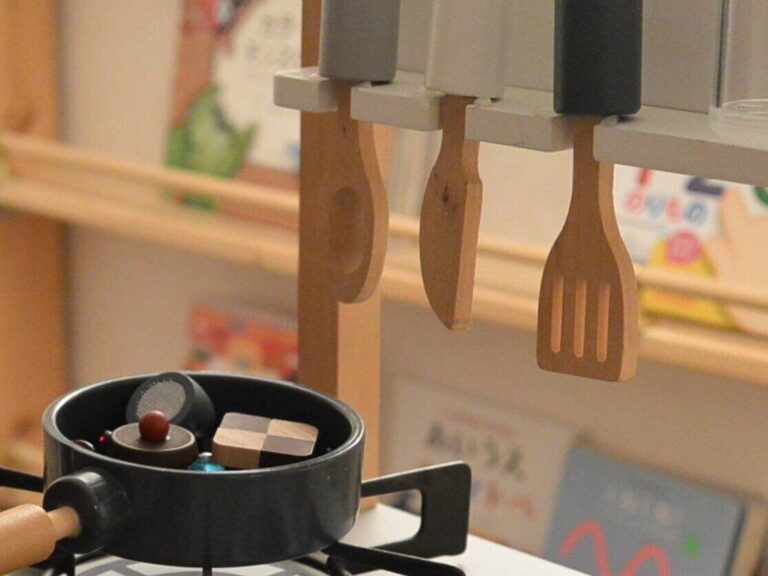 違和感がなさすぎることが違和感?! 2歳息子のおままごとキッチンで見つけた「あるもの」に驚き