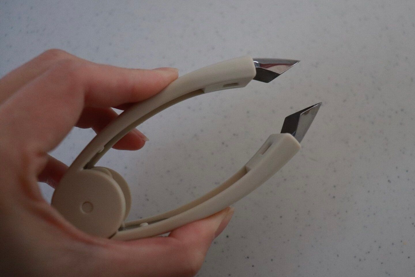 【3COINS】このトング、ただのトングじゃない!?330円で食卓のさまざまシーンで活躍してくれる!