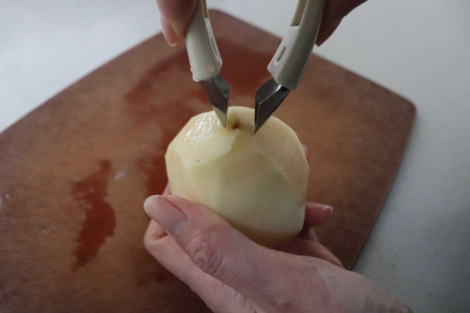 【3COINS】このトング、ただのトングじゃない!?330円で食卓のさまざまシーンで活躍してくれる!